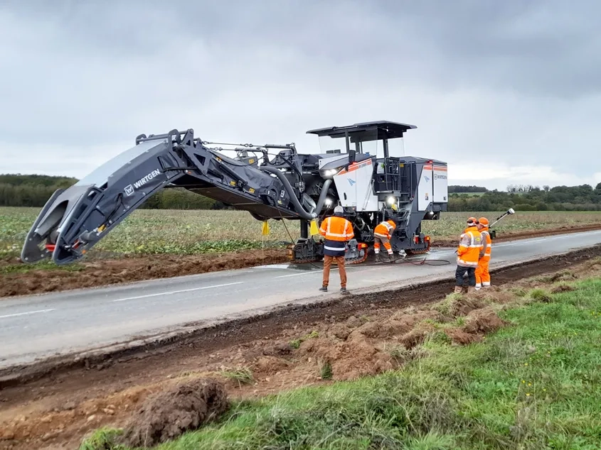 Fragmentation de l’ancienne chaussée sur 15 cm et régalage du matériau décohésionné sur toute la largeur de la nouvelle plate-forme de chaussée. (©Ludovic Pasdeloup/Conseil départemental de la Vienne)