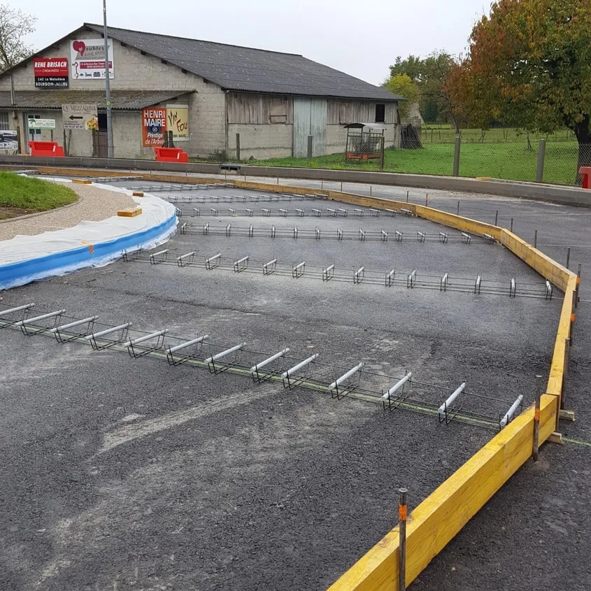 Après l’homogénéisation de la fondation en GB, l’entreprise a procédé à l’installation des coffrages et des paniers de goujons, conformément au plan de calepinage.