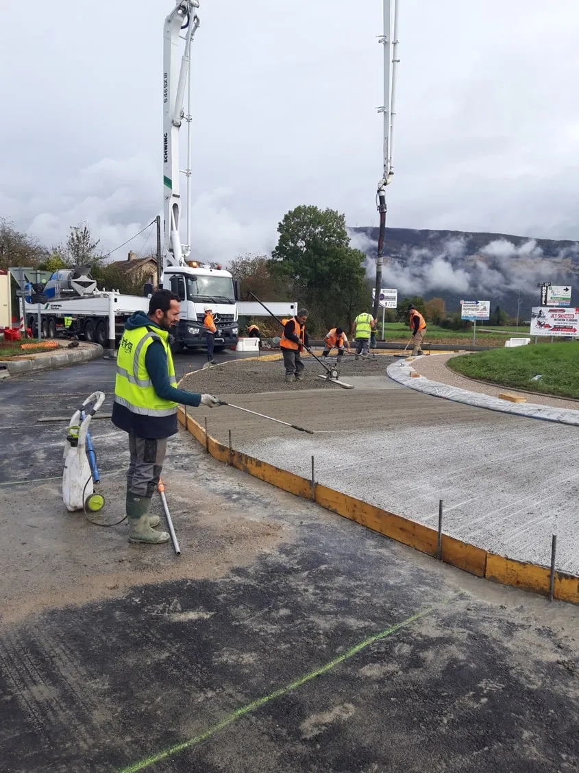 La protection du béton a été assurée par un produit de cure qui a été pulvérisé immédiatement après le traitement de surface.