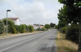 L’avenue Gilbert-Burlot avant les travaux. On constate l’absence de piste cyclable sécurisée et l’état de dégradation structurelle de la chaussée.