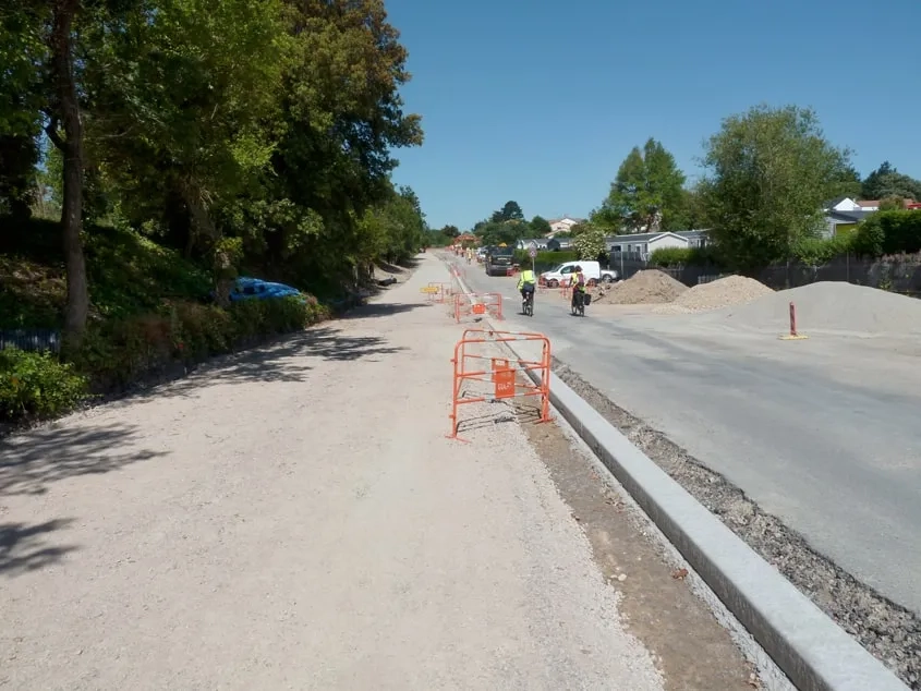 Après les travaux préparatoires de la piste cyclable, la bordure en béton – séparant la piste cyclable/noue de la chaussée – a été coulée en place à l’aide d’une machine à coffrages glissants.