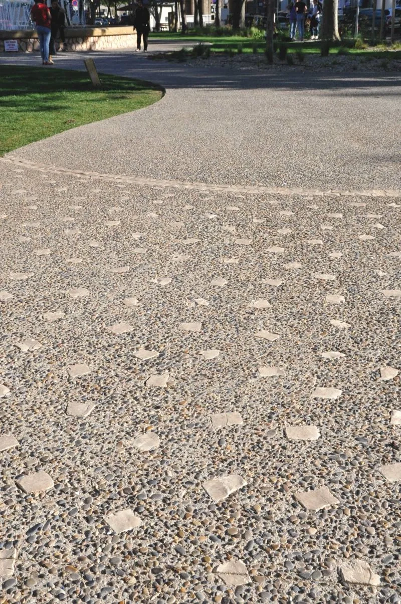 Le béton désactivé avec granulats roulés de Durance, cloutés de petits pavés calcaires, a métamorphosé le square Charles-de-Gaulle. Le béton désactivé avec granulats roulés de Durance, cloutés de petits pavés calcaires, a métamorphosé le square Charles-de-Gaulle.