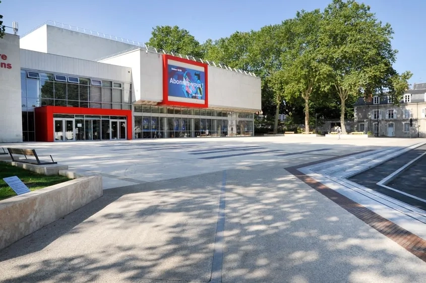 Le nouveau parvis en béton met en valeur la façade rénovée du théâtre. Conçu par le cabinet d’architecture Heudé et Heudé, elle est ornée de deux cubes rouges : l’un au niveau de l’entrée et l’autre accueillant un écran LED de 30 m² annonçant la programmation.