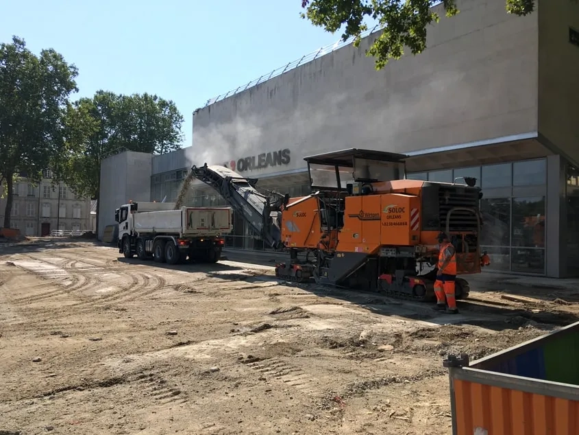 Travaux de démolition de l’ancien parvis et mise à nu du support.