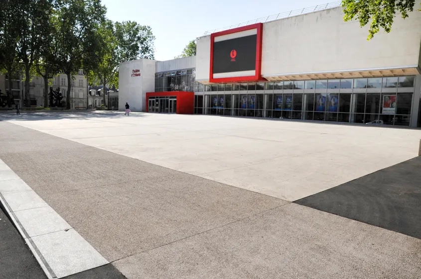 Rénovée grâce au béton, la vaste esplanade du théâtre accueille de nombreuses manifestations culturelles et festives.