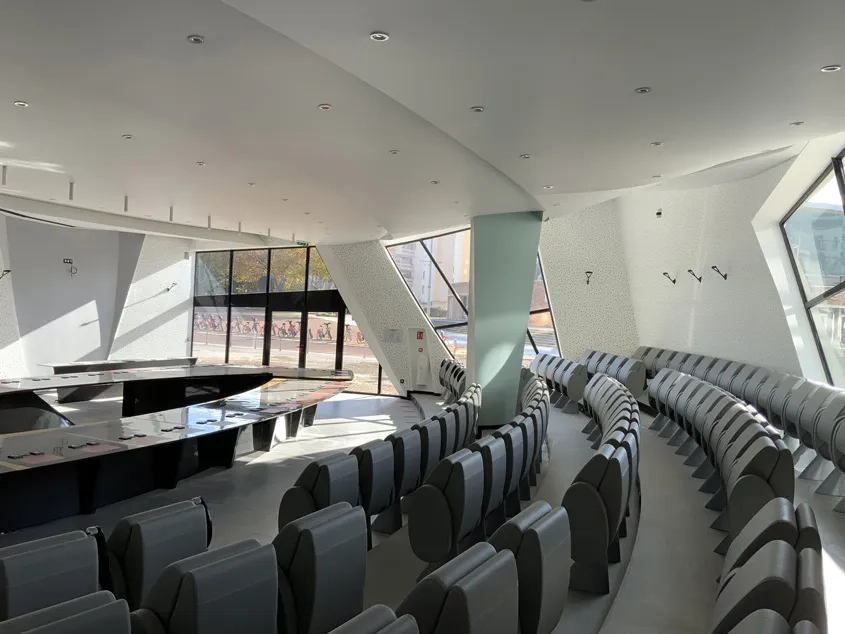 La salle du conseil municipal est composée autour de la table où prennent place les élus.