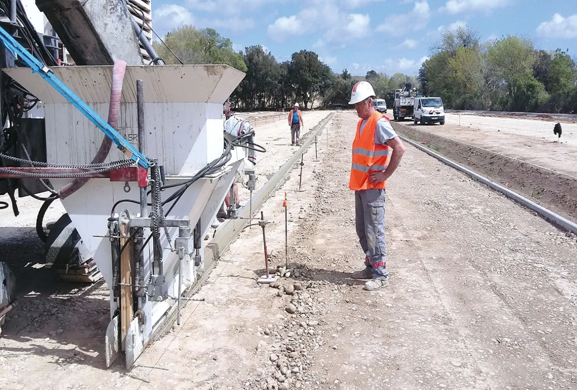 Pour accueillir les futurs clients du village des marques de Miramas, AER a réalisé les bordures des parkings en béton extrudé (17 cm de haut, 10 cm de large).