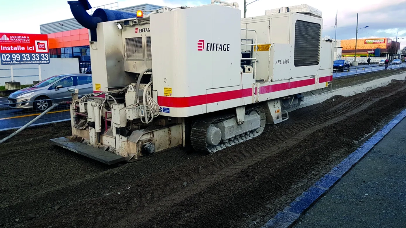 L'ARC 1000® mélange les matériaux en place (matériaux blancs et bitumineux) et le liant hydraulique routier. L’homogénéité transversale et verticale du résultat est optimale (valeur 3 pour le paramètre H du coefficient HEPIL).