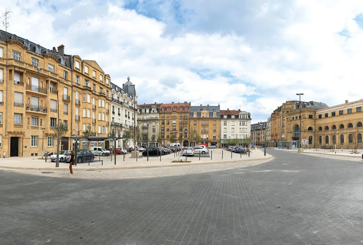 La couche de roulement a adopté di érentes colorations selon le tissu urbain : couleur grise naturelle dans les nouveaux quartiers, basalte pour les carrefours et ocre-jaune teinté dans la masse en centre-ville.