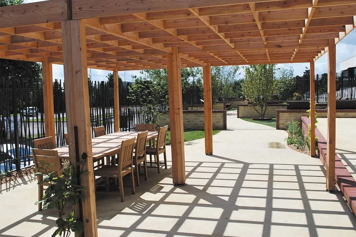 Premier espace d’océan vert, cette terrasse de 100 m2 est réalisée en bétons clairs, poncés et colorés dans les ocres jaunes avec des finitions gommées très finement usées sur la surface.