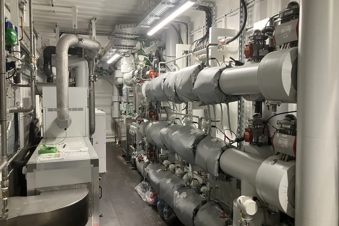 À droite, les trois colonnes dans lesquels sont placés les MOFs, responsables de la capture du carbone du démonstrateur de Pure