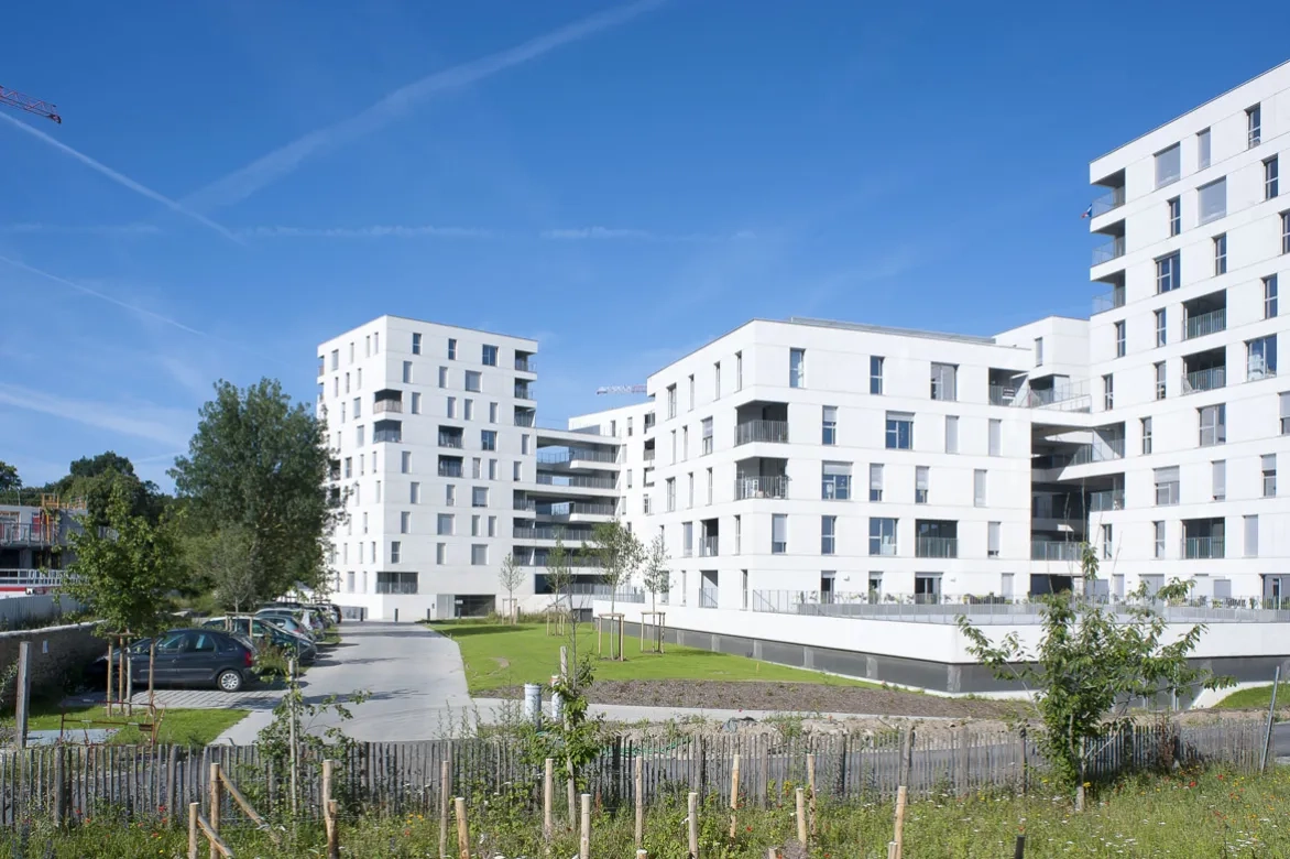 Les 124 logements sont groupés dans deux immeubles en tripodes  implantés au-dessus d’un parking semi-enterré. 