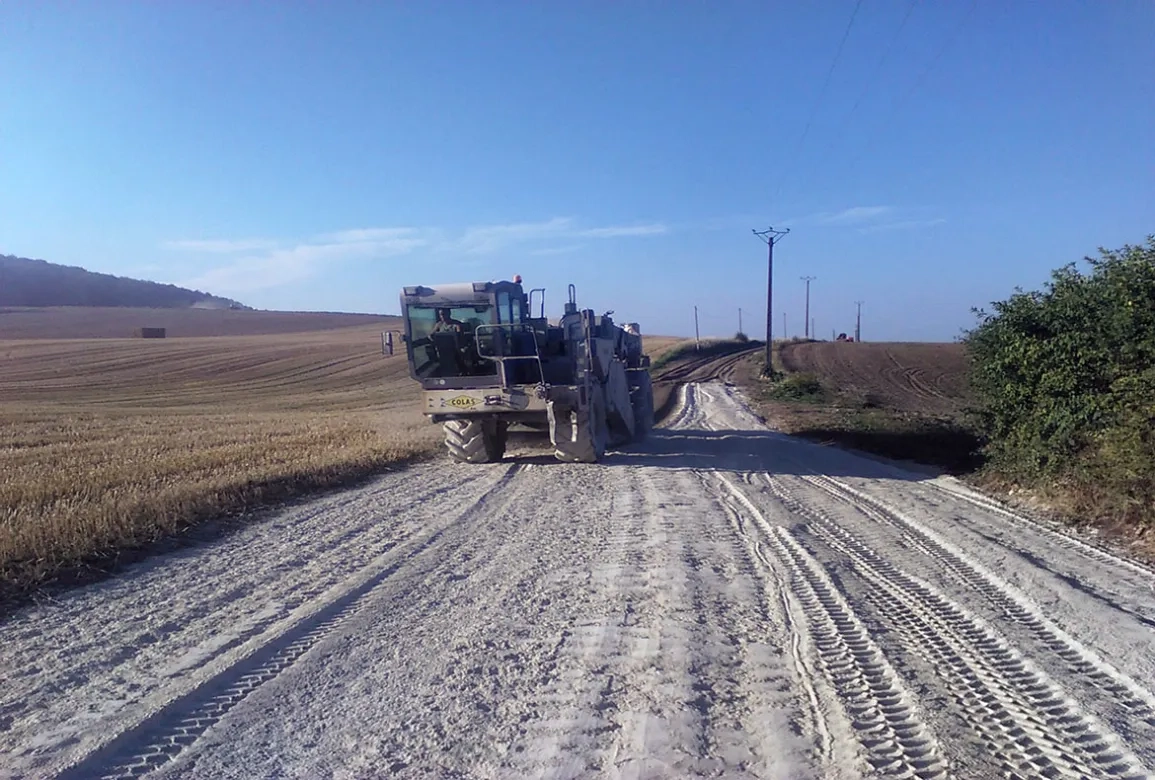 L’éco-recycleur Wirtgen de Colas-Nord-Est a procédé à un traitement sur 40 cm d’épaisseur (après apport préalable de grave 0/20 sur certaines sections). Dosage en liant hydraulique routier : 4 %.