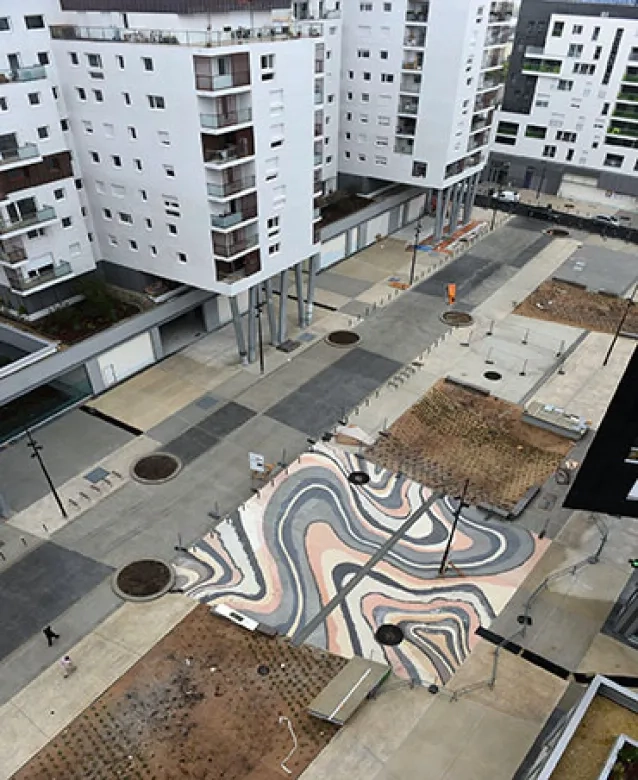 Vue de l’œuvre Marbre d’ici, de Stefan Shankland, durant la phase de chantier. Le motif ondulé évoque le lit de la Seine, qui passait là il y a 360 000 ans.