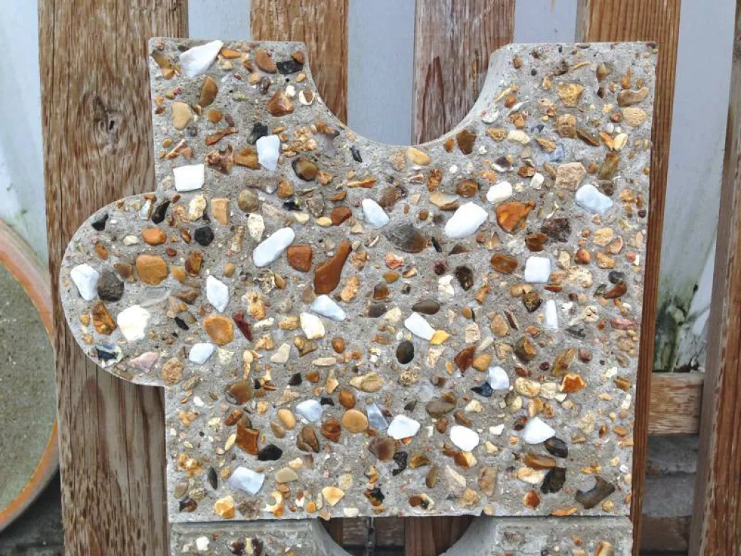 Exemple de béton clouté, avec une importante granulométrie (40/80), mettant notamment en œuvre du marbre blanc.