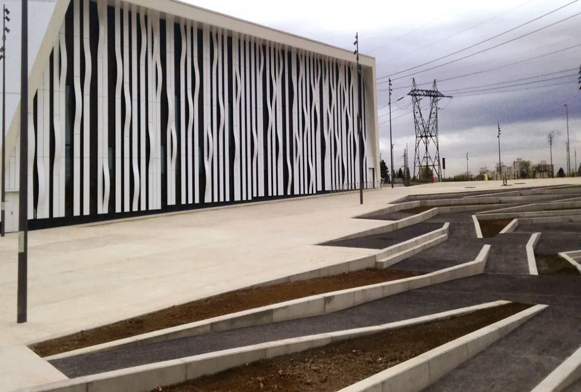 La dalle de béton sablé, de couleur claire, a été réalisée avec des granulats locaux