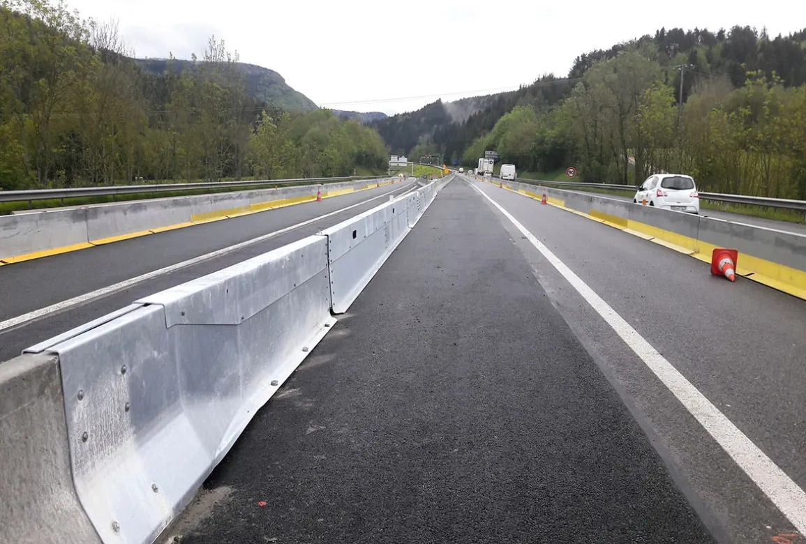 La nouvelle interruption de terre-plein central (ITPC) de l'A40, au sud d'Oyonnax.