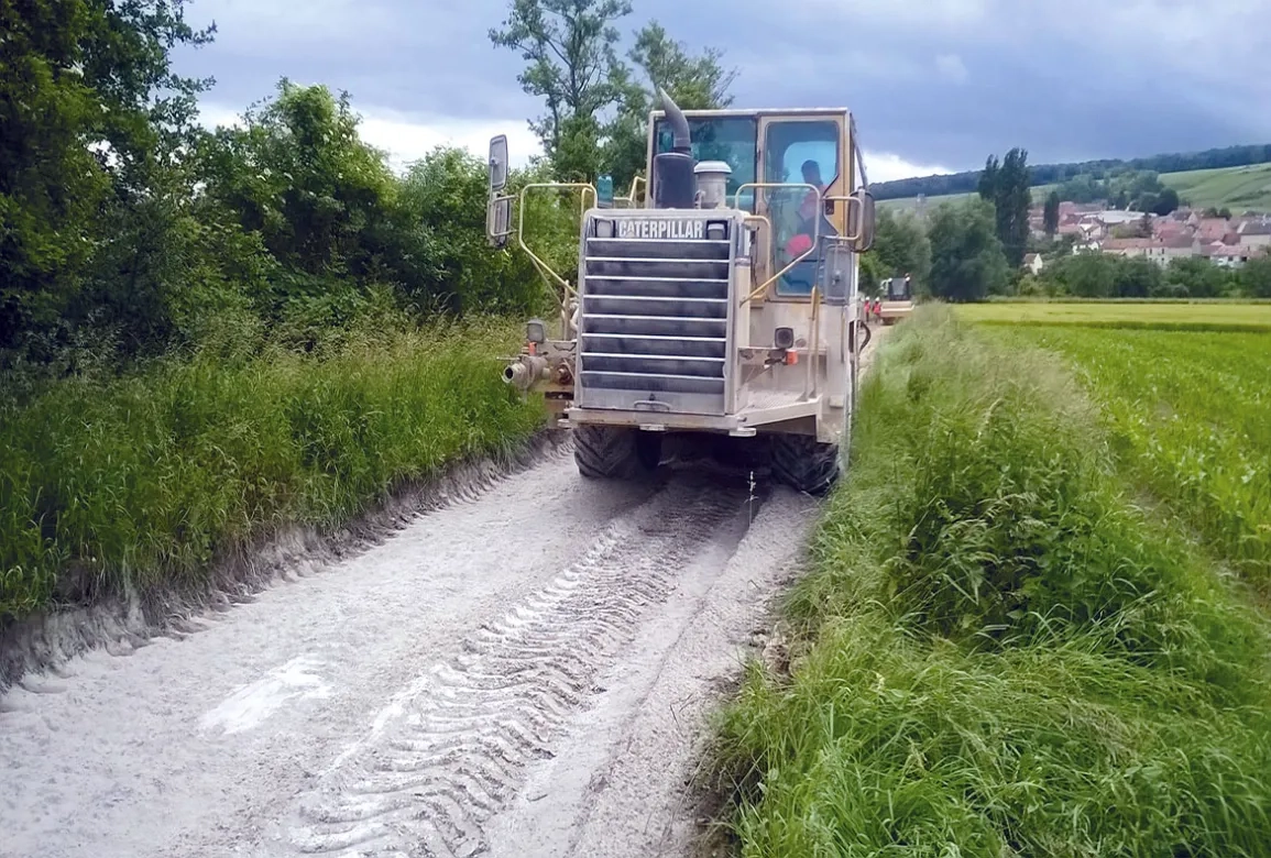Après préparation du sol (ouverture au scarificateur ou au ripper) et vérification de l’état hydrique, le liant hydraulique routier ROC AS d’Eqiom est épandu. La qualité et la régularité de l’épandage font l’objet d’un soin rigoureux !