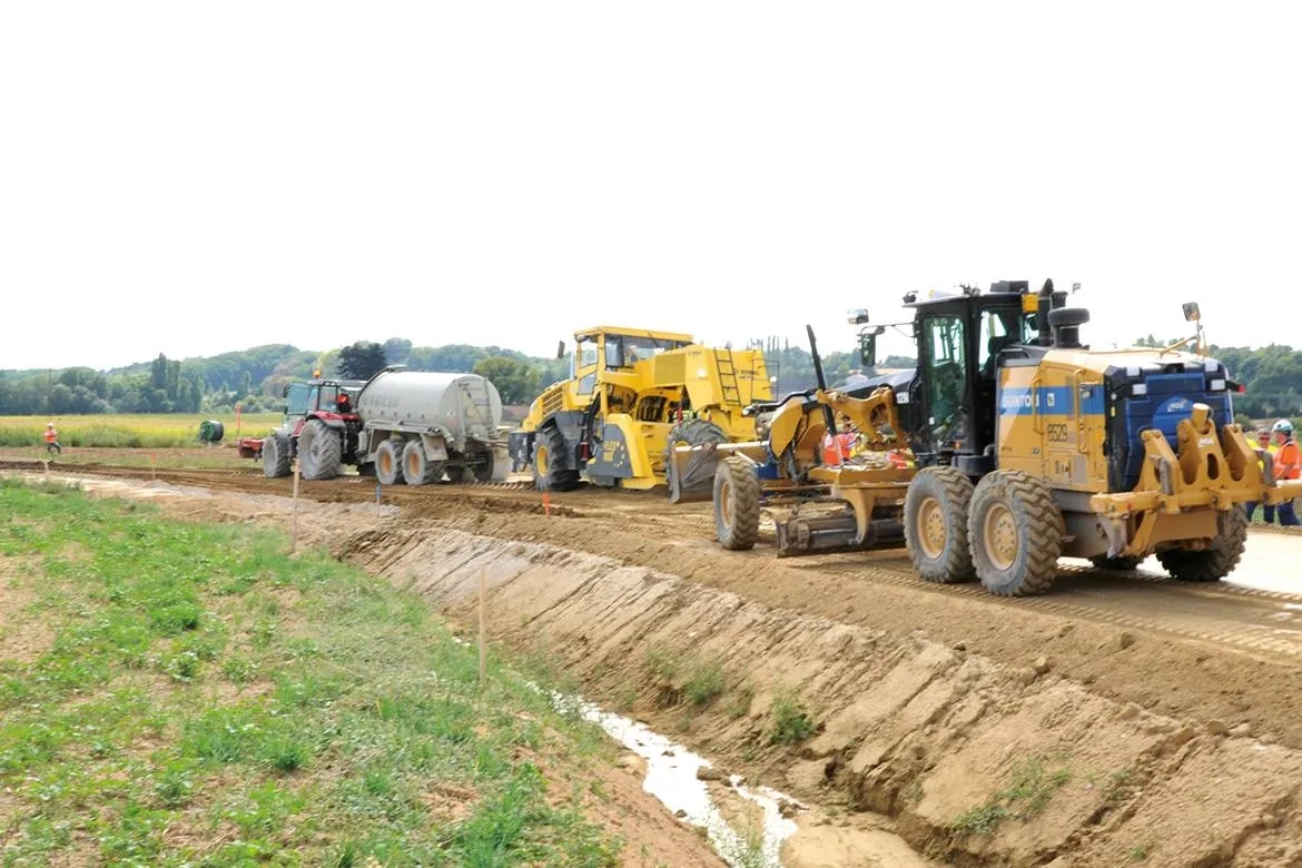 L'atelier de retraitement du groupement E26-Guintoli (groupe NGE), en cours d'intervention. Il était constitué d’un malaxeur Bomag RS 650, alimenté par une citerne d’eau. Le liant hydraulique retenu pour le retraitement était  du Rolac Optimum LT, à raison  de 38 kg/m² (traitement à 5 %). Humidification : 40 litres d’eau  au mètre carré.