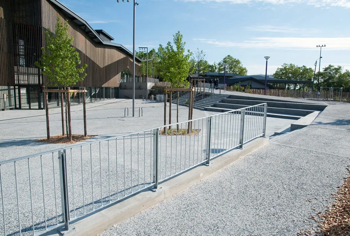 Deux phases de l’intervention sur l’A71 : mise en place des barres en acier haute adhérence HA 16 le mardi et bétonnage à la machine à coffrages glissants le mercredi.