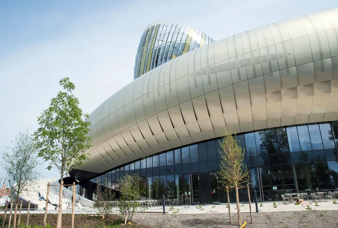 Les abords de l'immense nef dédiée au vin et conçue par les architectes Anouk Legendre et Nicolas Desmazières font la part belle au béton décoratif.