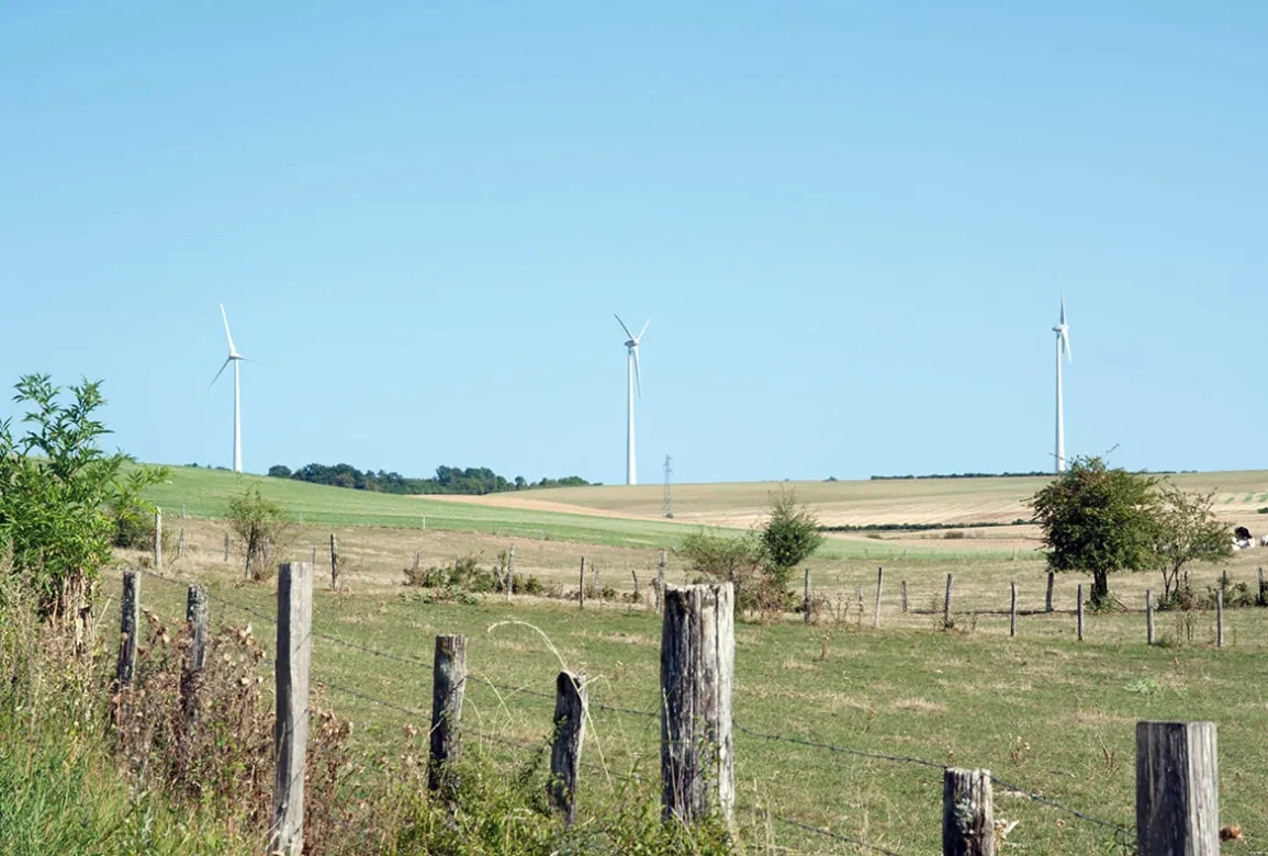 Trois éoliennes Enercon E82/2300 implantées au nord-est de la commune de Joux-la-Ville (Yonne). À terme, 27 éoliennes seront construites dans les environs.