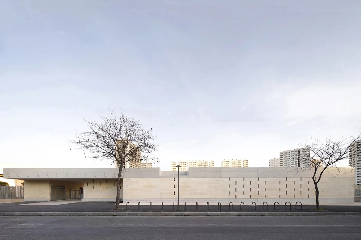 Face à un paysage urbain plutôt chaotique, le relais nature affiche une expression architecturale solide et pérenne.