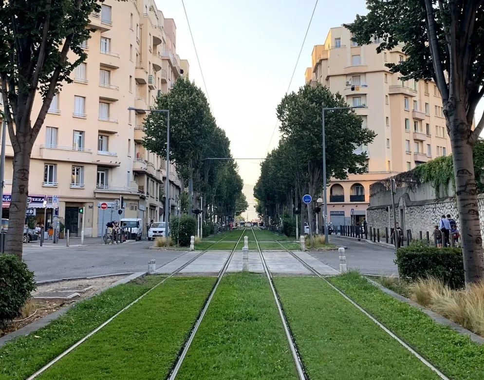 : Tramway à Marseille. Couplé à une trame verte, le béton « invisible » apporte toujours ses qualités structurantes et durables. ©Carrières et Bétons Bronzo Perasso