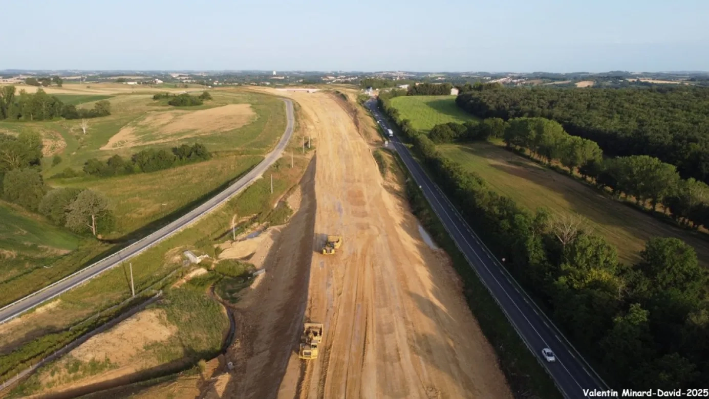 900 000 m3 de sols valorisés grâce à la chaux et au liant hydraulique routier dans les remblais, l’arase et la couche de forme afin de réaliser une plateforme support de haute qualité PF3